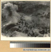 藏品(鄂西大捷：我軍行進遭敵機尾追投彈)的圖片